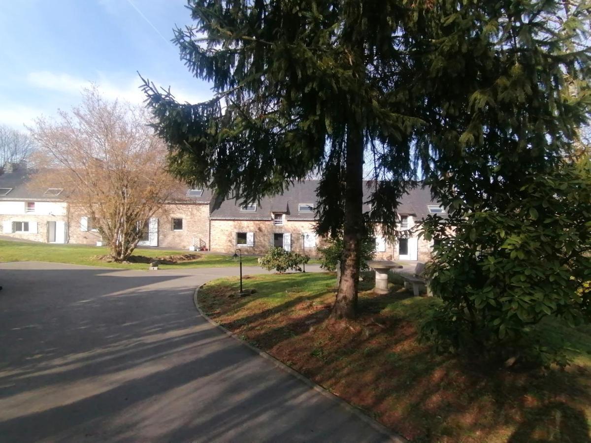 Les Gites De L'Etang De La Foret Brandivy Exterior foto
